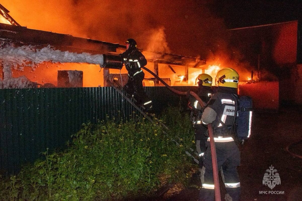    Семь машин и жилой дом сгорели при пожаре в Башкортостане
