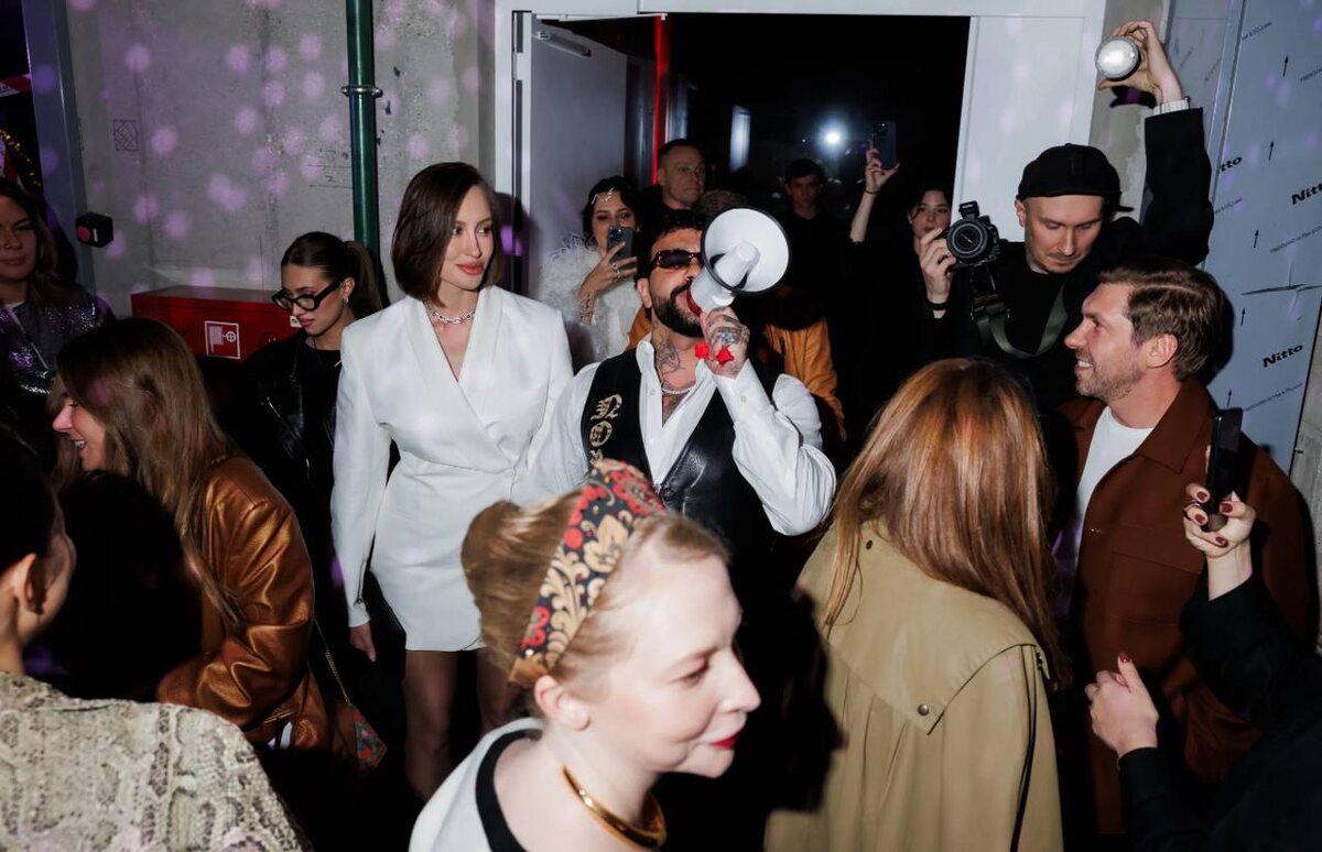 Тимоти приглашали? На переднем плане в кокошнике - одна из основательниц "Антиглянца"