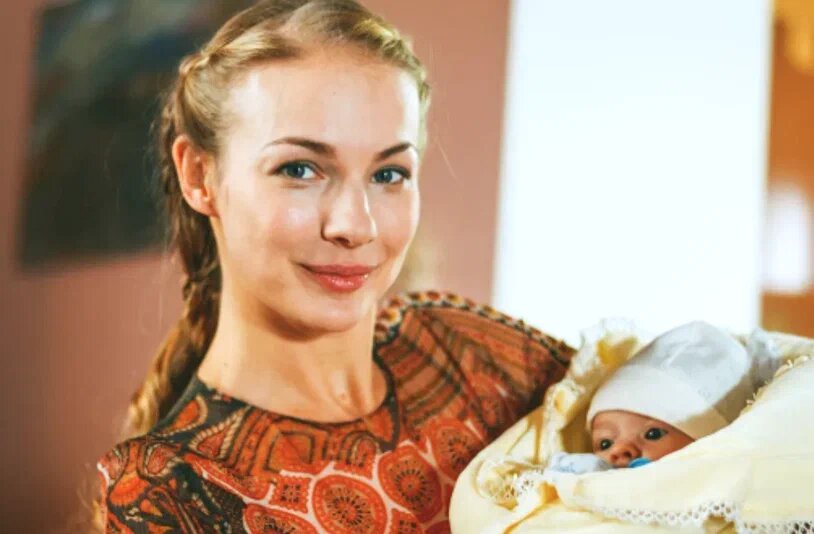 на фото Елена Аросьева (кадр из сериала "Свидетельство о рождении")