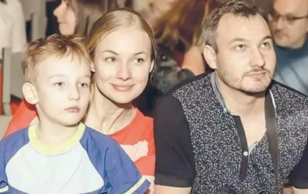 на фото Елена Аросьева и Дмитрий Аросьев с сыном