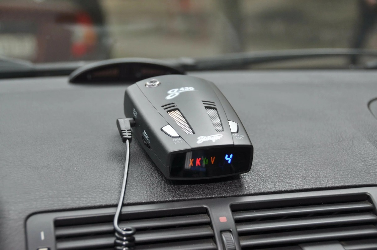 Радар детектор на лобовом стекле автомобиля