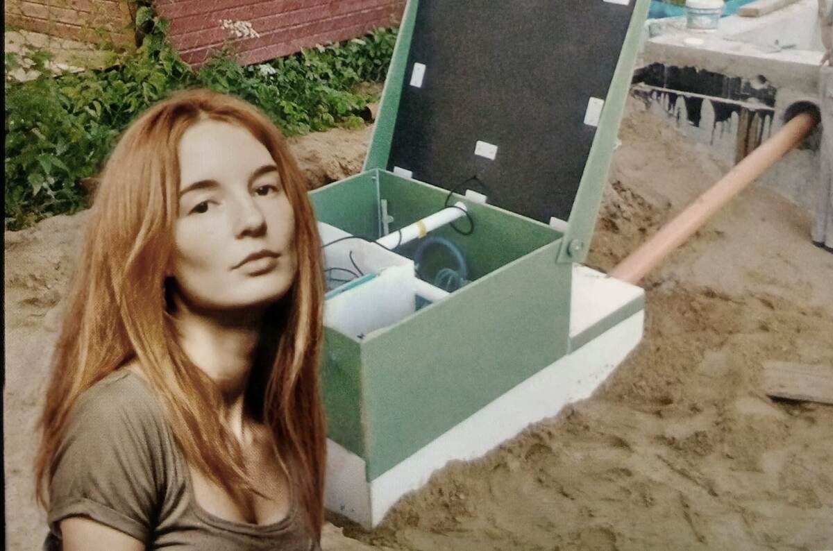 Моя помощница на фоне красивого ящика