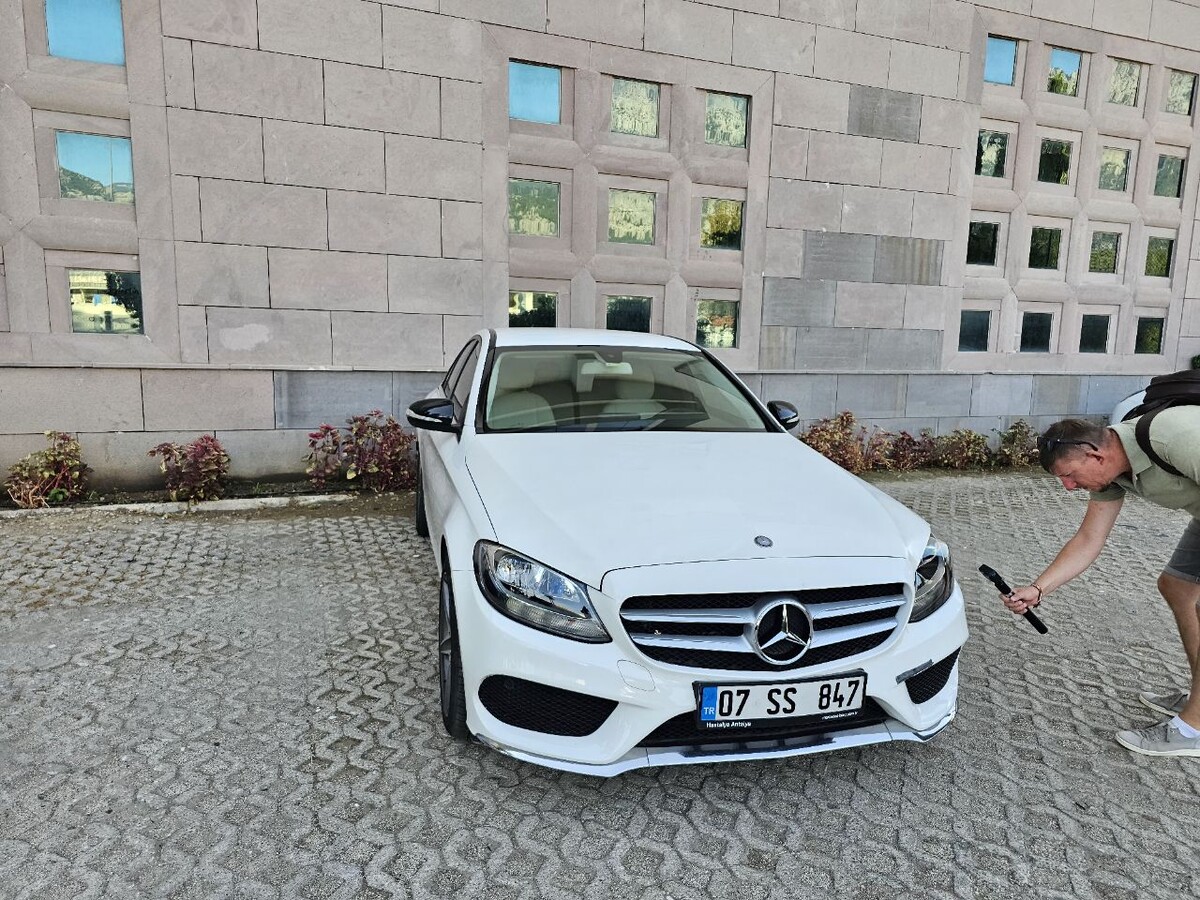 Осматриваем  арендованный автомобиль