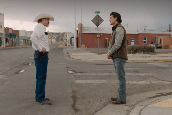 Хоакин Феникс и Педро Паскаль/кадр из трейлера фильма «Эддингтон»