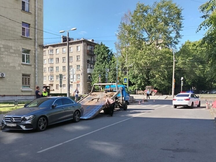     Цены на эвакуацию для популярных типов транспортных средств (легковые автомобили и мотоциклы) увеличатся на 189 рублей. Фото: архив МК в Питере