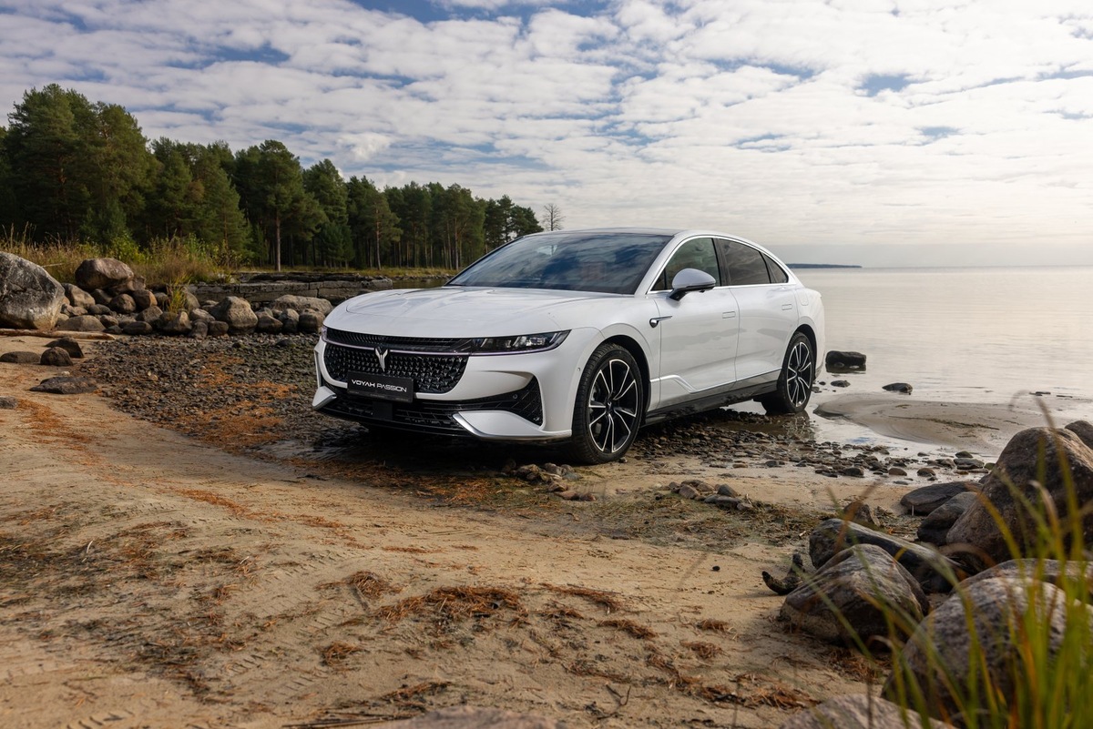    Гибридная версия Voyah Passion EVR отличается от электромобиля измененной передней частью, в которой появилась решетка радиатора