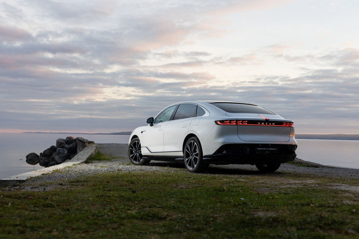    Цветовая гамма пока скудная: белый и два вида черного. Это может повлиять на продажи Voyah Passion EVR