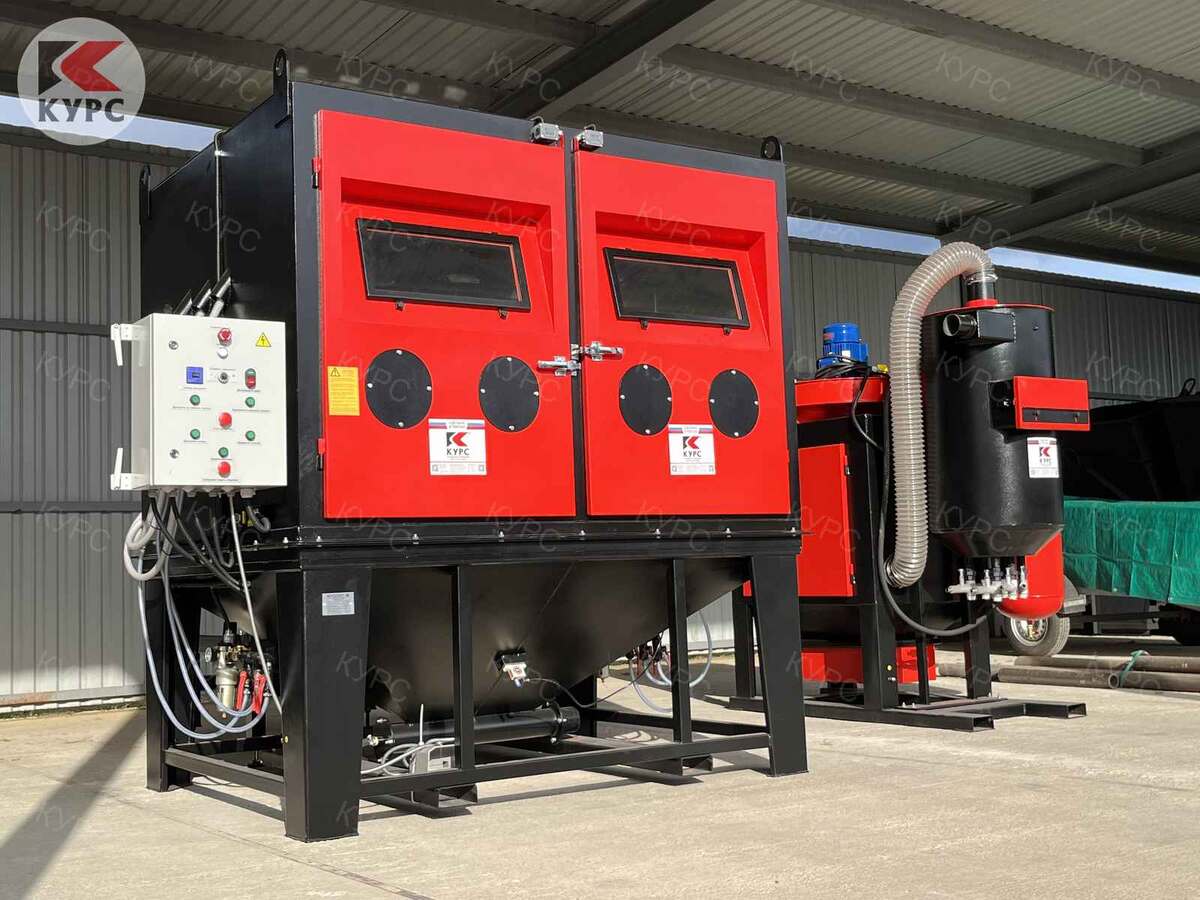 Фронтальная сторона камеры: две распашные двери, четыре проёма для рук, два рабочих места оператора