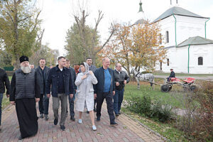 Ю.Б. Слюсарь (в центре) на улицах станицы Старочеркасской. / ФОТО donland.ru Администратор  📷

