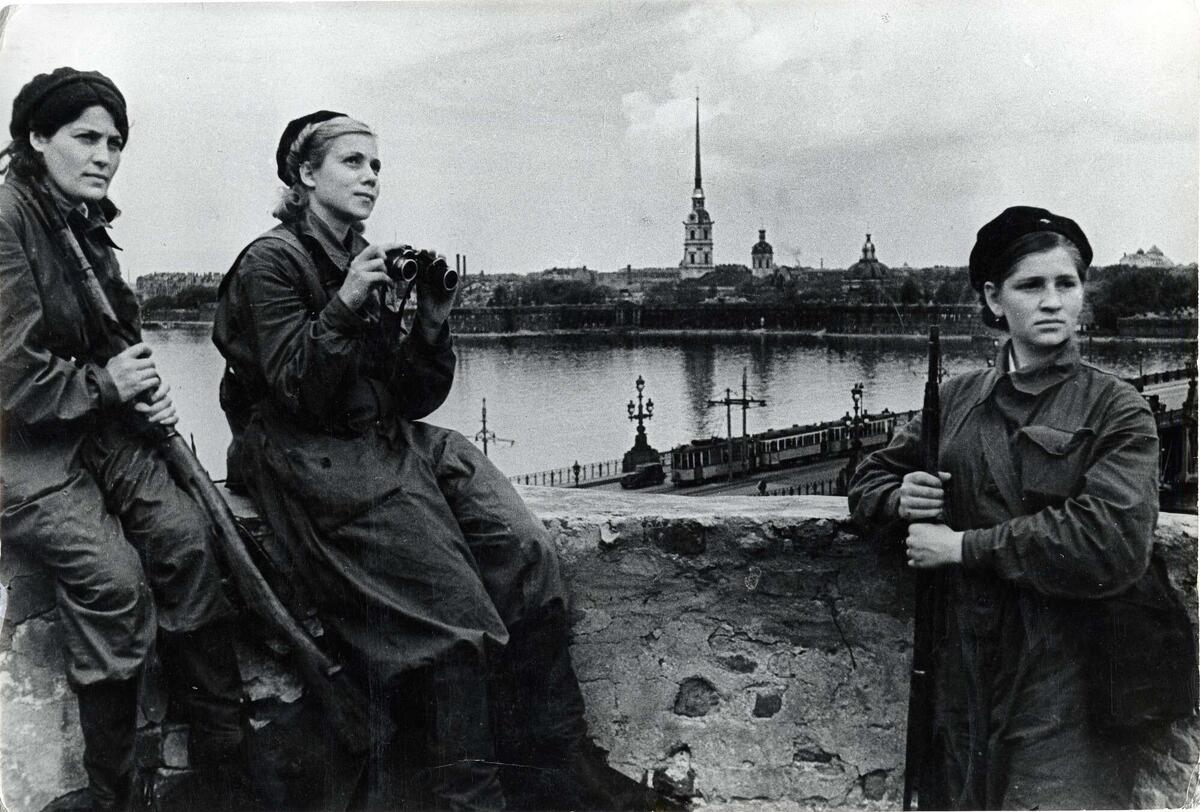 Дозорные ПВО на крыше Библиотечного института, 1941–1944 (Борис Кудояров).