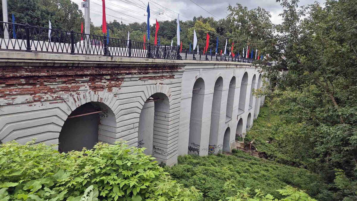 Мост через глубокий Березуйский овраг решили построить, чтобы соединить центральную часть города с Заверхской слободой. До революции прямо на мосту были расположены торговые лавки