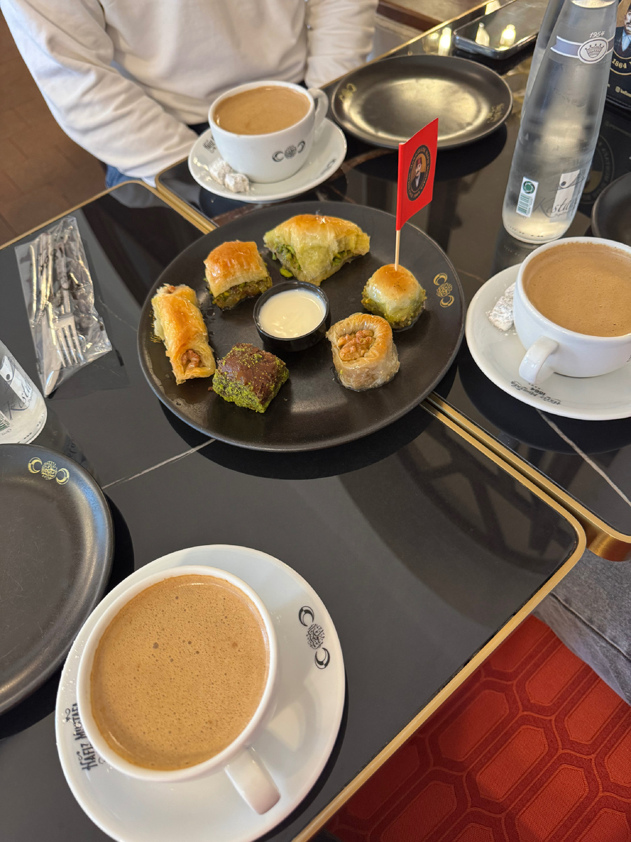 Встретилась с гостями в Стамбуле