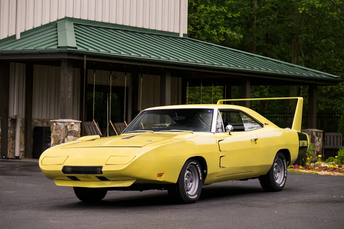 ©Bring a Trailer ©Dodge  