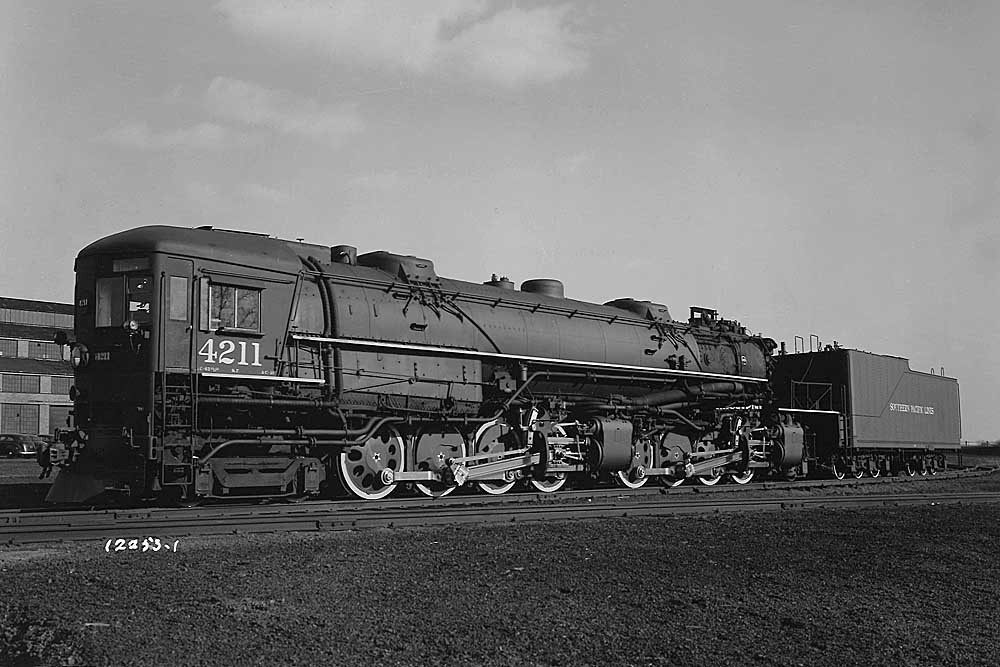 Картинки Яндекса. Компания Southern Pacific прибегла к уникальной конструкции, чтобы уберечь машинистов от удушья в длинных туннелях: сочленённые паровозы с кабинами в передней части.