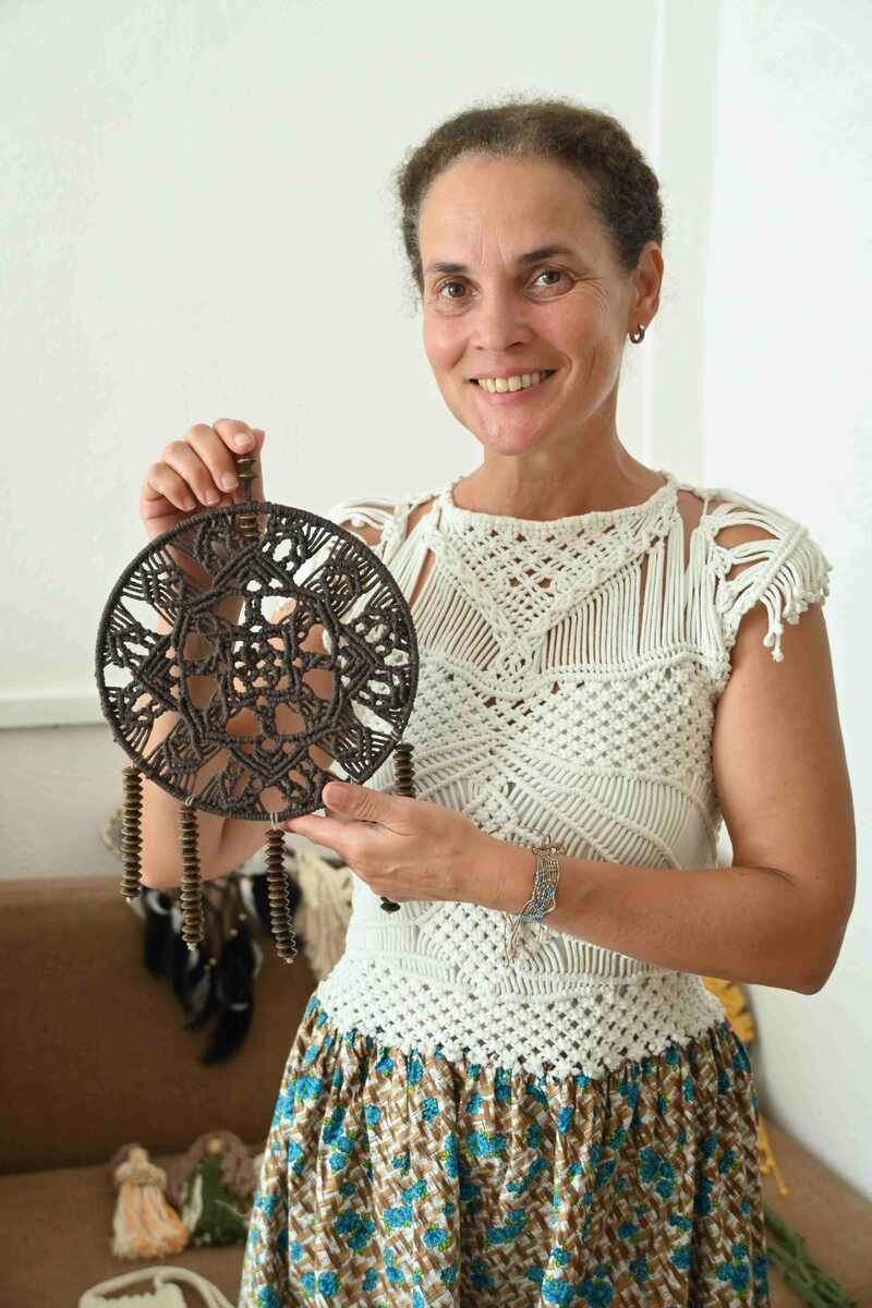 В технике макраме Ирина Босыч может плести практически все, от украшений до стильных нарядов