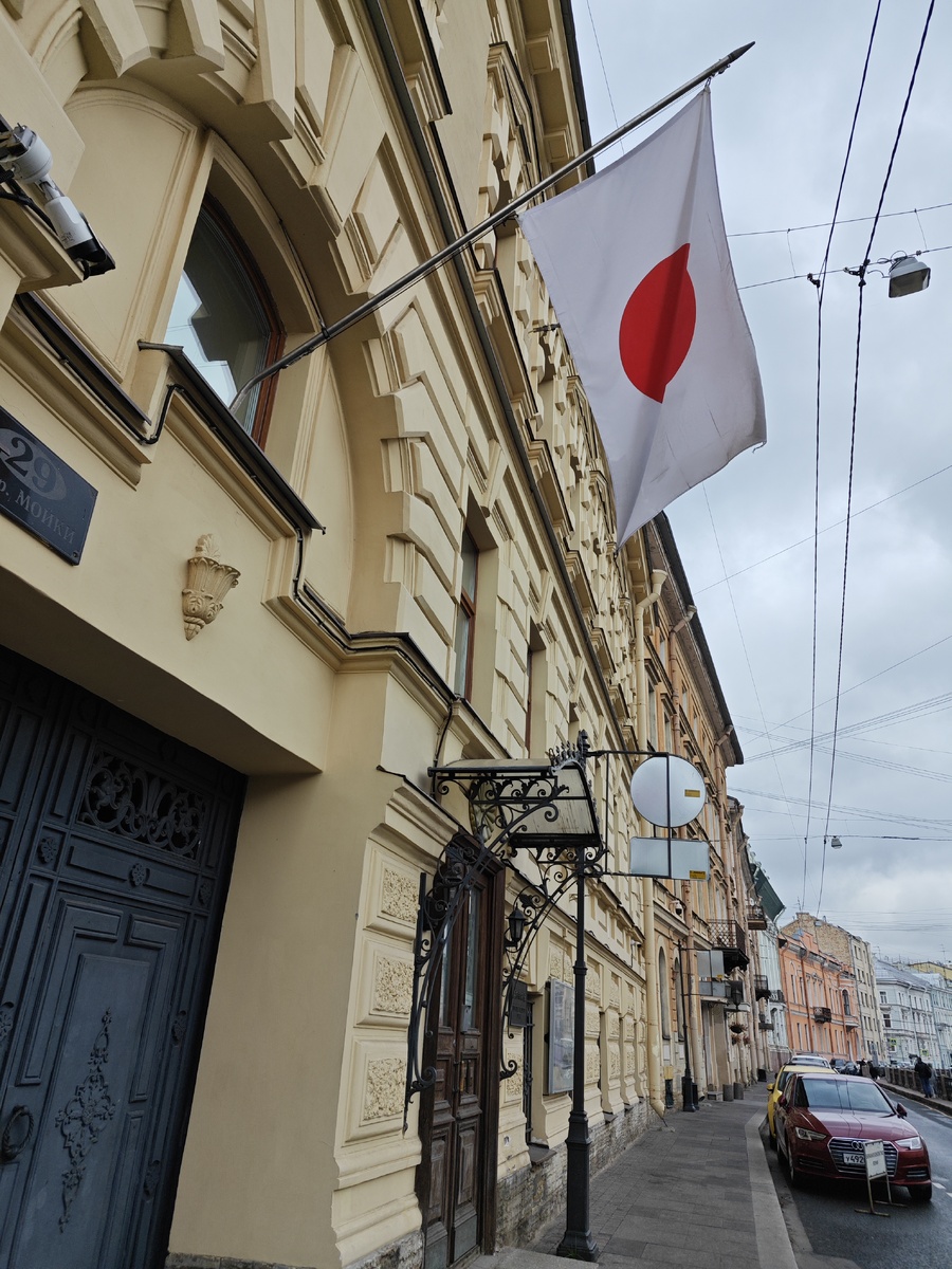 Консульство со стороны Мойки. Однако подавать нужно на Миллионной!