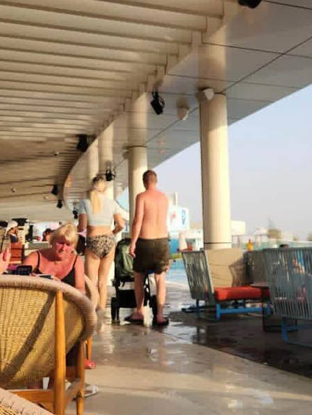 Отец с ребенком в Дубае