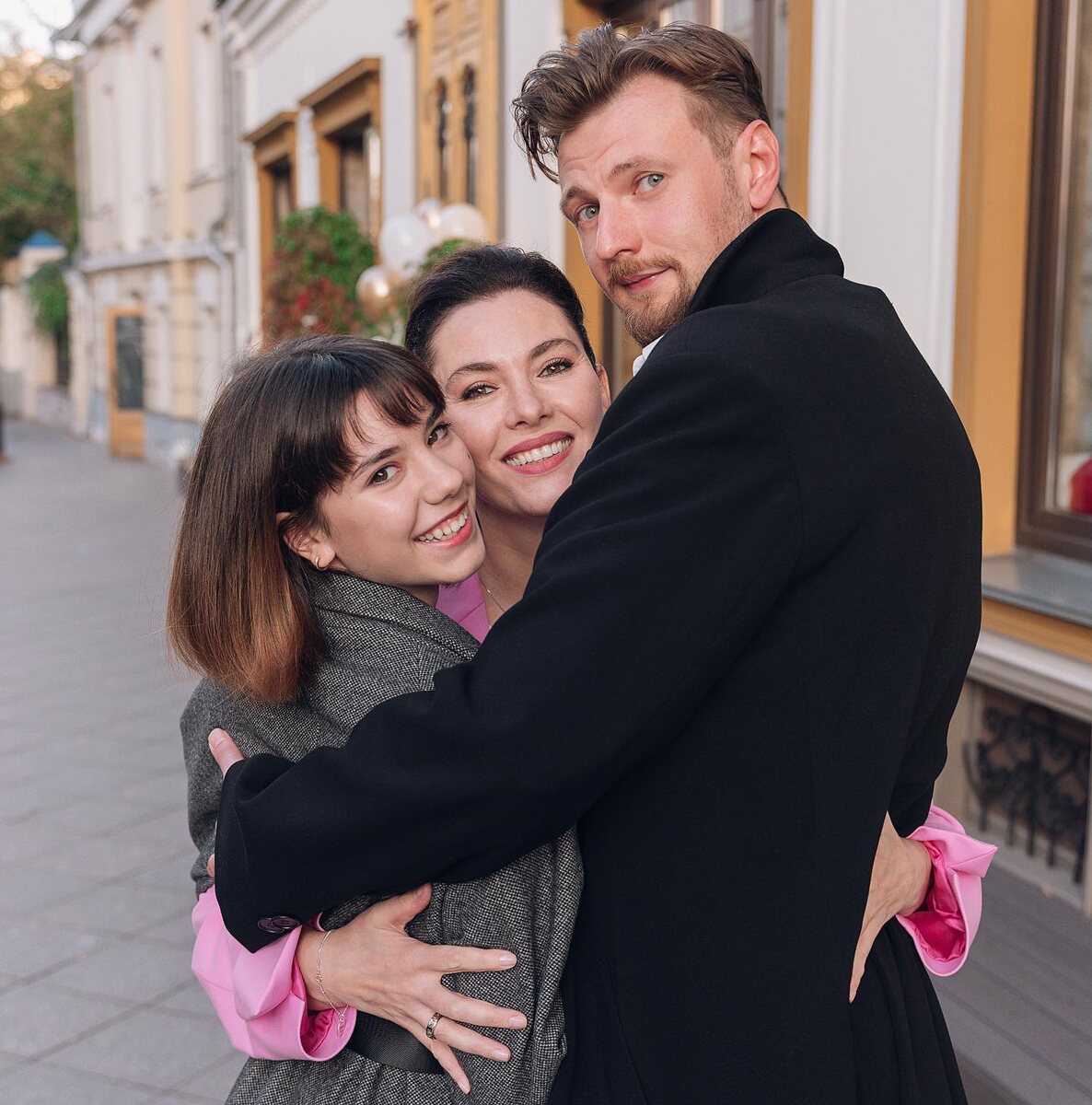 Судя по обилию совместных фото, Евнгения хорошо приняла нового избранника мамы