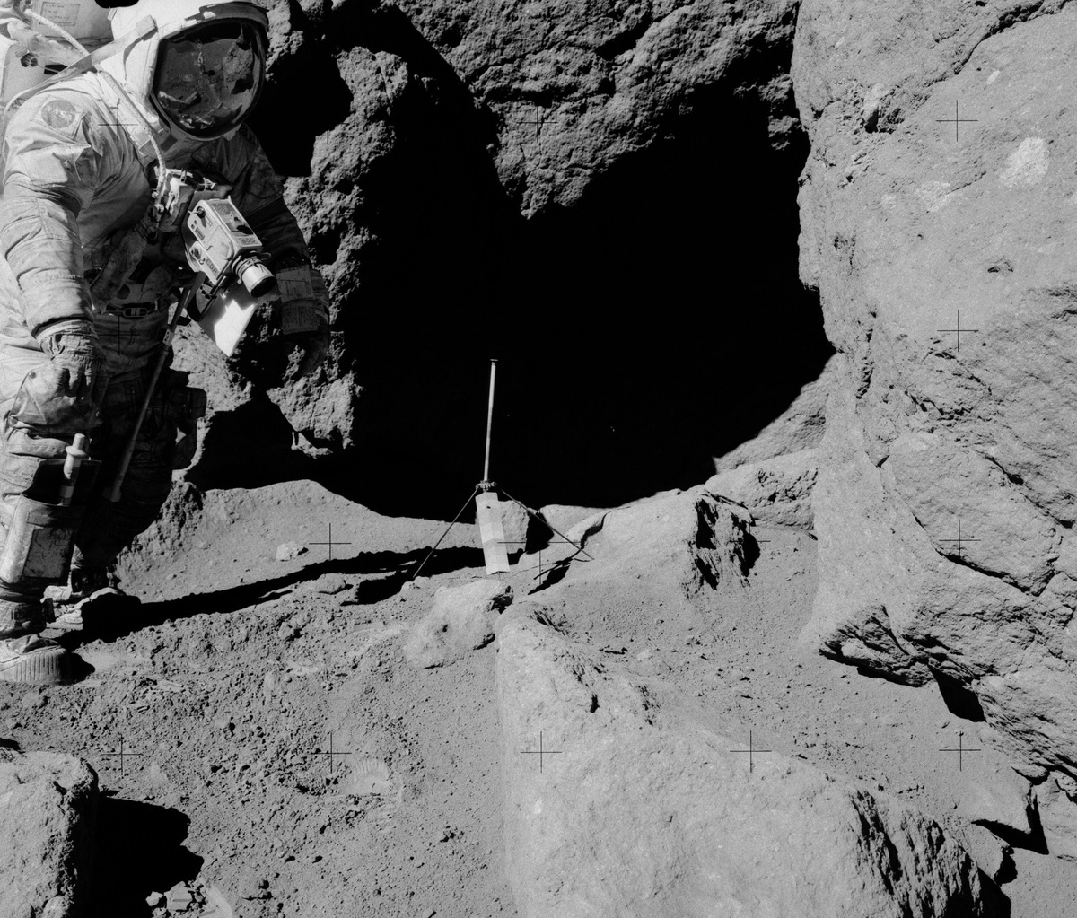 В качестве: https://www.syfy.com/sites/syfy/files/apollo17_cernan_gnomon.jpg 