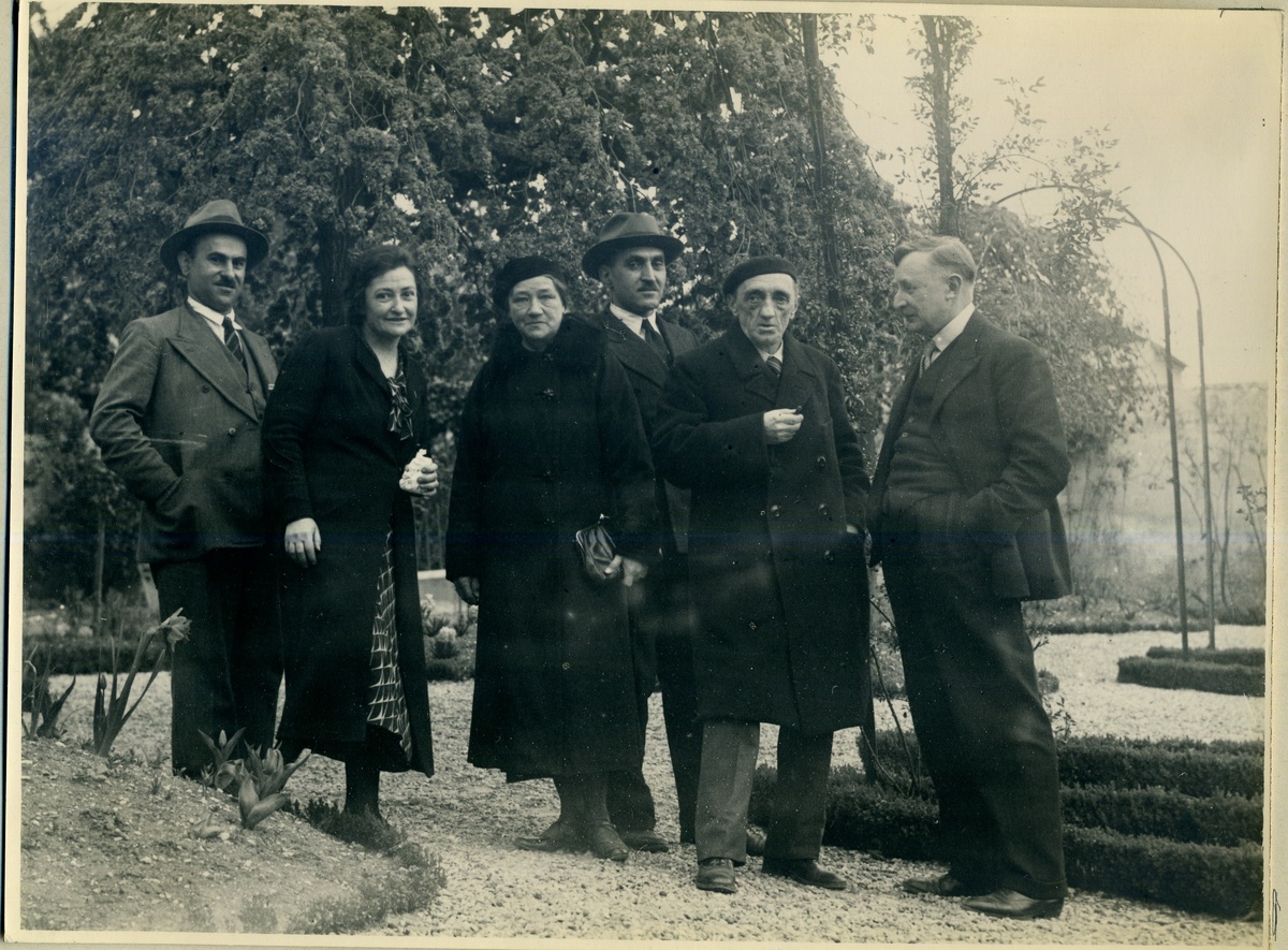 Иван Шмелев и Александр Титов в кругу родных и друзей. Слева направо: Исаак Пастак, Мария Титова, Ольга Шмелева, Шаббетай Пастак, Иван Шмелев, Александр Титов. Париж, 1936. Архива Дома русского зарубежья им. А. Солженицына