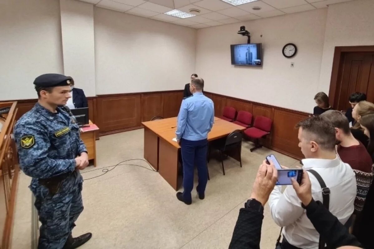    Суд оставил Олега Чемезова под стражей до середины ноября