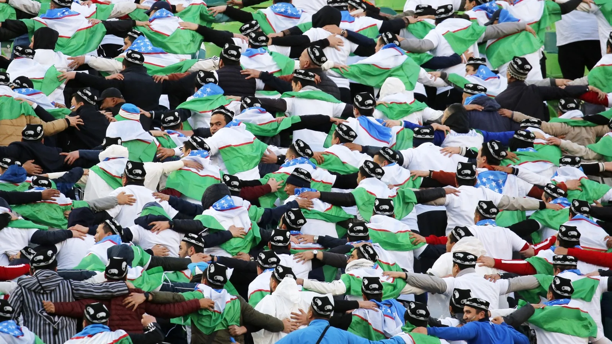 Болельщики на стадионе «Азади» в Тегеране поддерживают команду перед матчем группы A отборочного этапа чемпионата мира по футболу 2026 года между сборными Ирана и Узбекистана (Фото Fatemeh Bahrami / Anadolu via Getty Images)