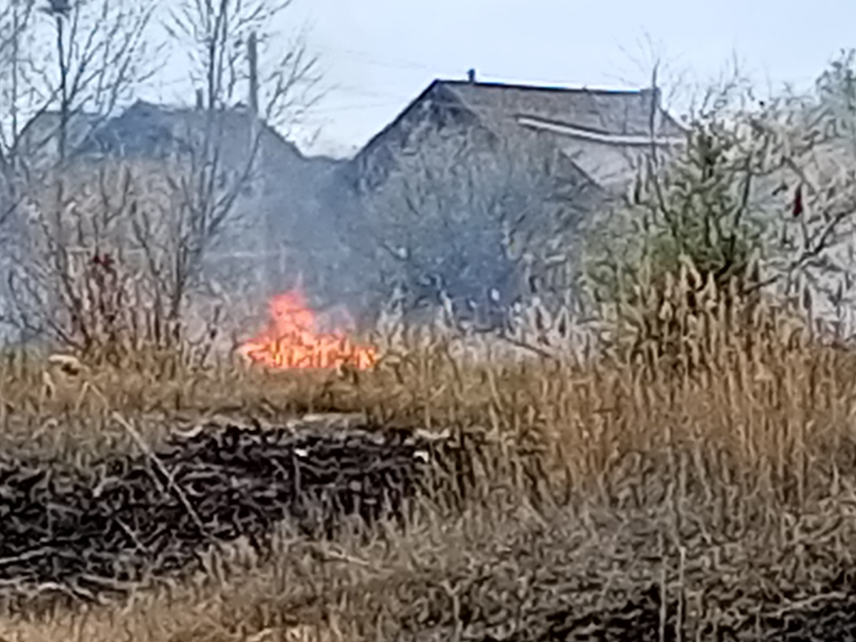 И днем горит.