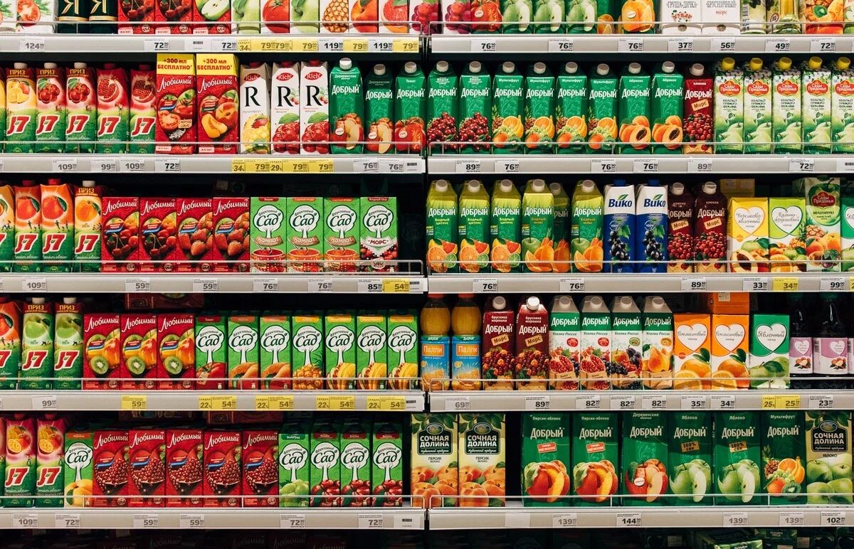 Обзорная фотография полки в супермаркете