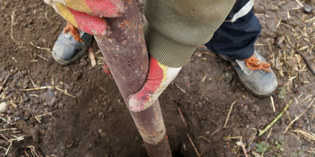 Как вытащить заборный столб с бетоном: оказалось, всё решает один трюк