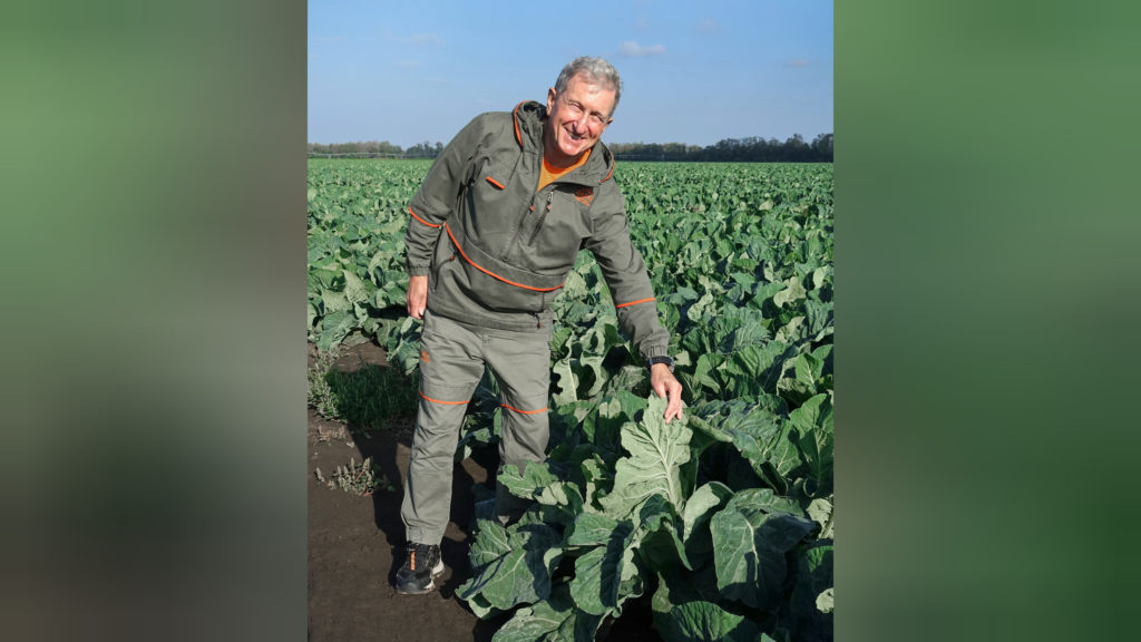    Юрий Литвяков со своей цветной капустой. Фото Архипа Ларченко. Владимир Головенко