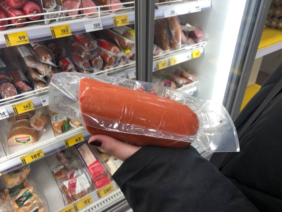    Ищу на колбасе крошечный знак - если его нет, можно смело брать: указывает на низкое качество