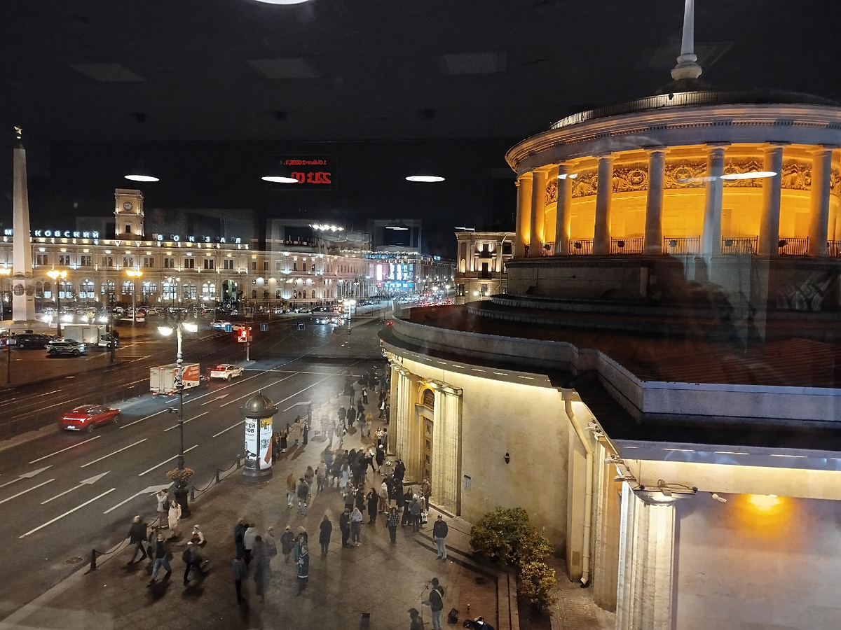 Метро по. Восстания. Вид из окна.