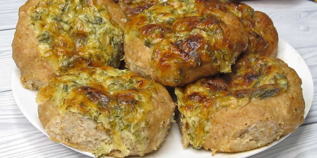 Есть фарш, но мне сказали, надоели котлеты, скучные. Приготовила по- новому. И что? Уплели.