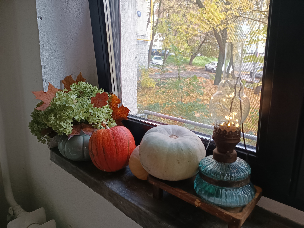 В вазу-тыкву поставила соцветия гортензии и стабилизированные собственноручно осенние листья 