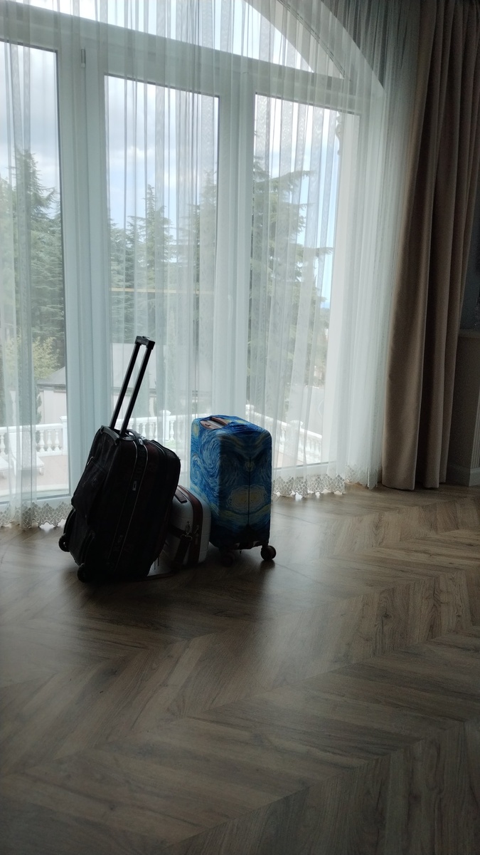 Только заехали. 