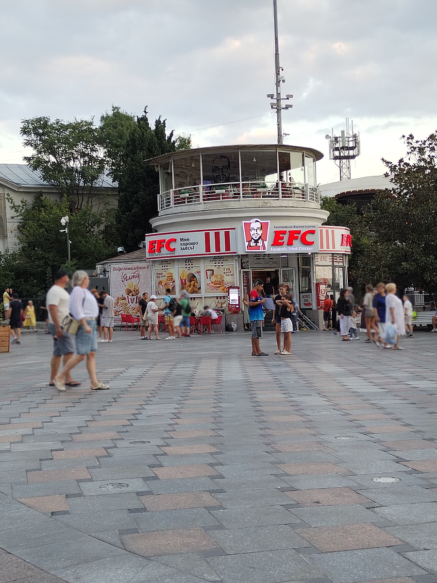 Ресторан быстрого питания на площади Ленина. Похоже, на наш KFC, но это EFC. 