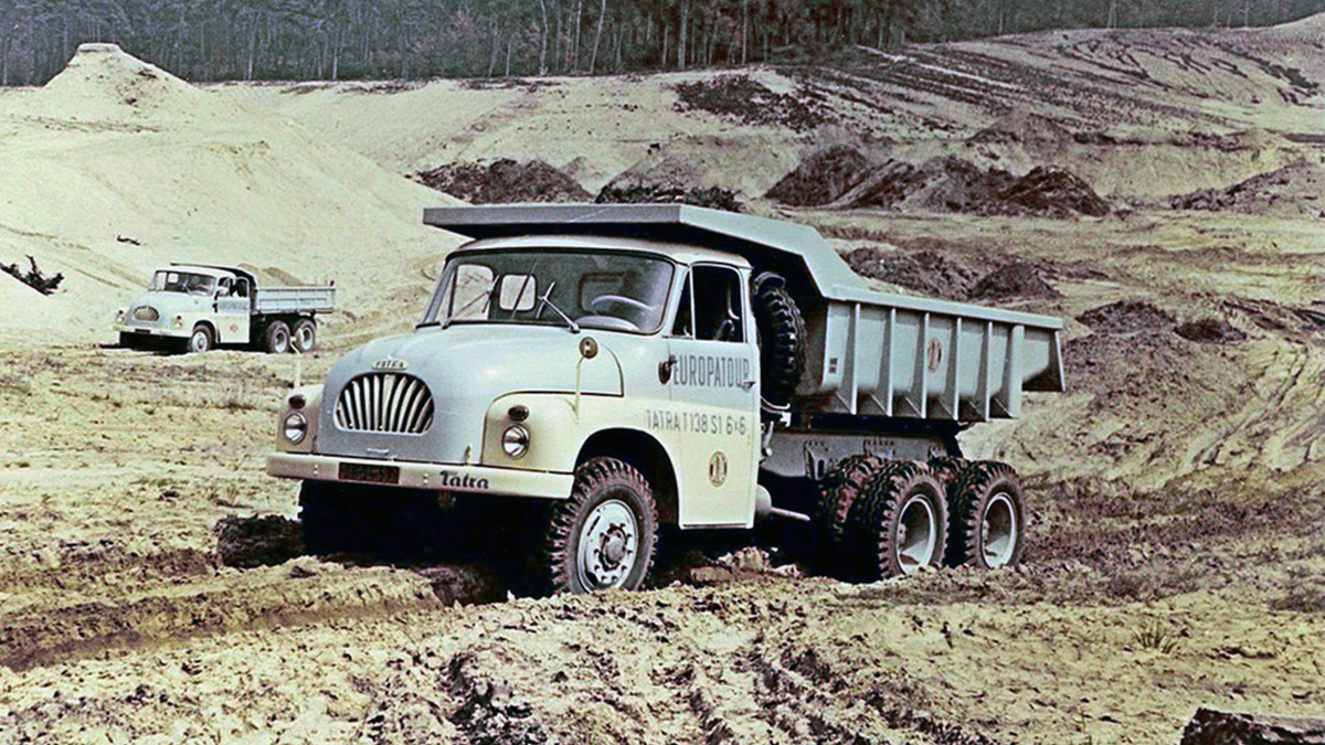 Самосвал выпускался в двух вариантах: S1 - с односторонней и S3 - с трехсторонней разгрузкой