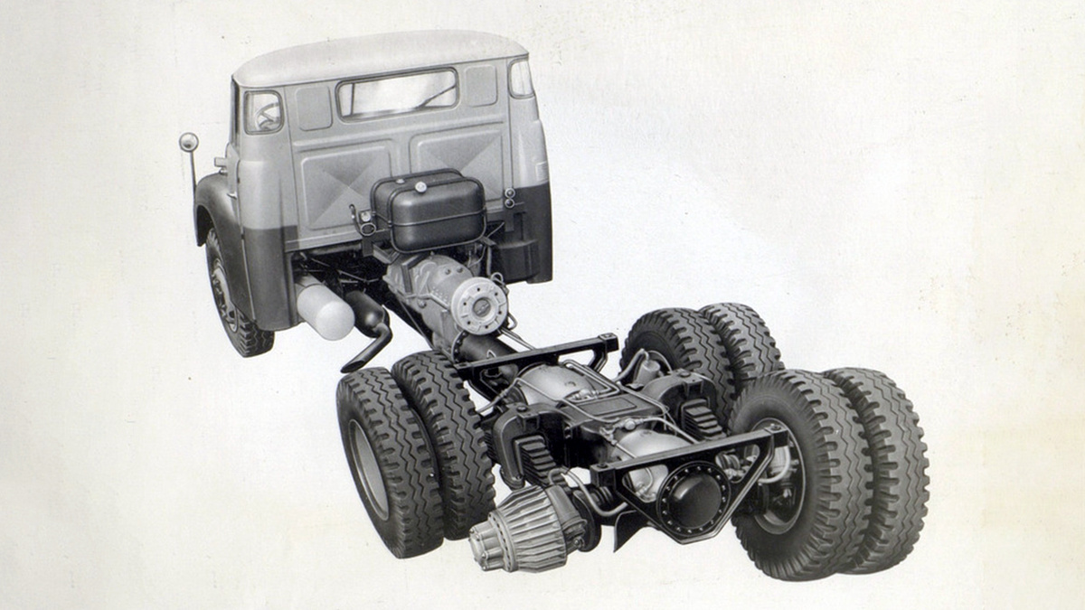 Первым серийным автомобилем с хребтовой рамой стал довоенный Tatra 11. С тех пор трубчатая конструкция стала визитной карточкой автопрома Чехословакии