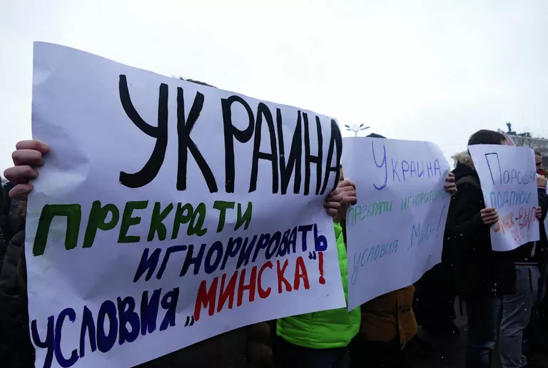 © РИА Новости / Игорь Маслов
Жители Донецка на митинге-обращеннии к мировым лидерам.