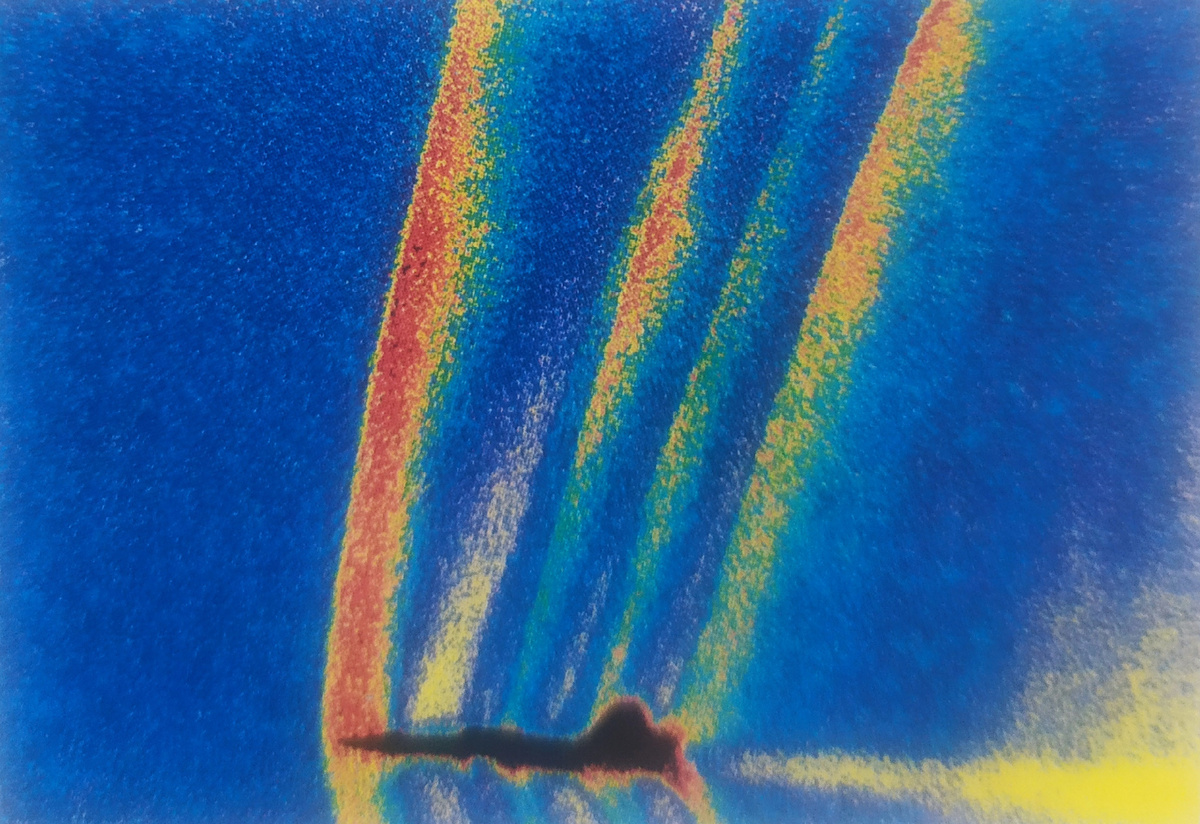 Красно-зелёные полосы - это ударные волны от сверхвукового самолёта