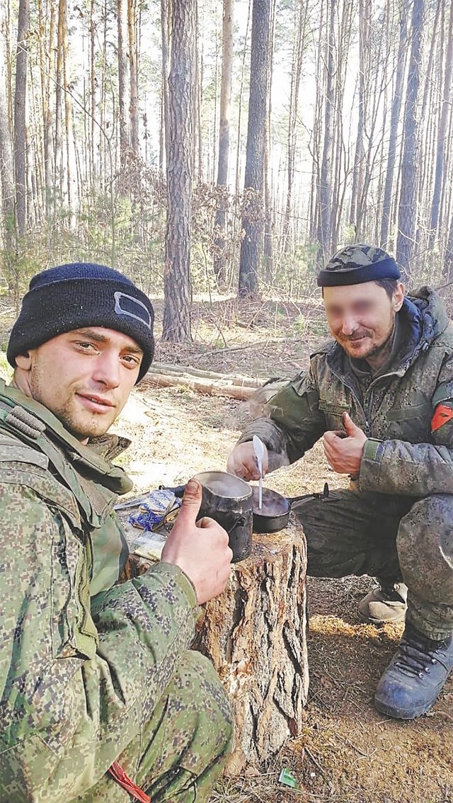 Как говорится, обед по расписанию. Александр на фото слева.  