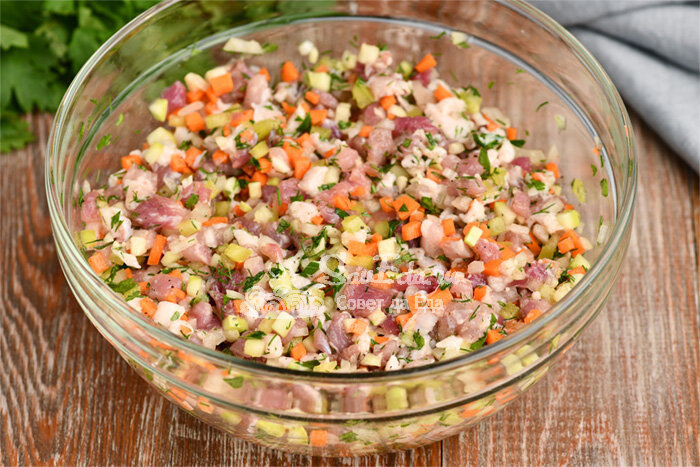 Просто мелко нарезаю мясо с овощами и готовлю 3 разных блюда (очень сочно)