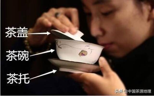 Стырил с китайского сайта. Гайвань. Товарищ на фото не пьет, а вдыхает аромат заваренного чая.