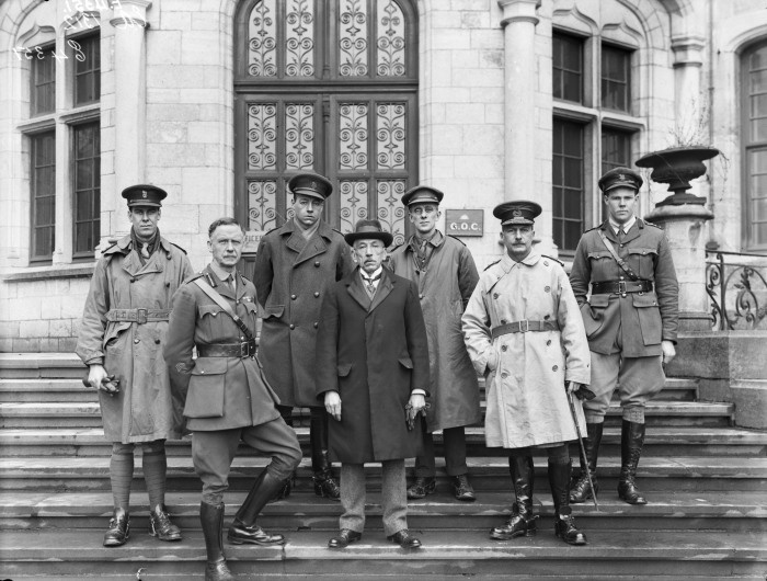 Тренчкот как часть военного обмундирования.