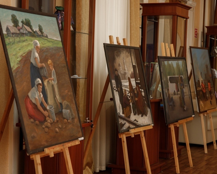     В Курской области открылась выставка Железногорского художественного колледжа к 85-летию СПО