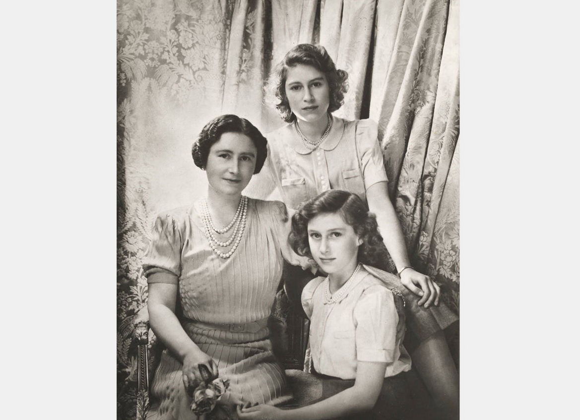Семейный портрет королевы Елизаветы, принцессы Елизаветы и принцессы Маргарет, фото Сесила Битона. 1942 год