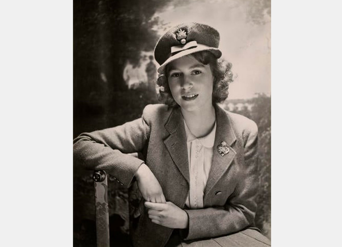 Принцесса Елизавета в форме полковника гренадерской гвардии. Фото Сесила Битона, 1943 год