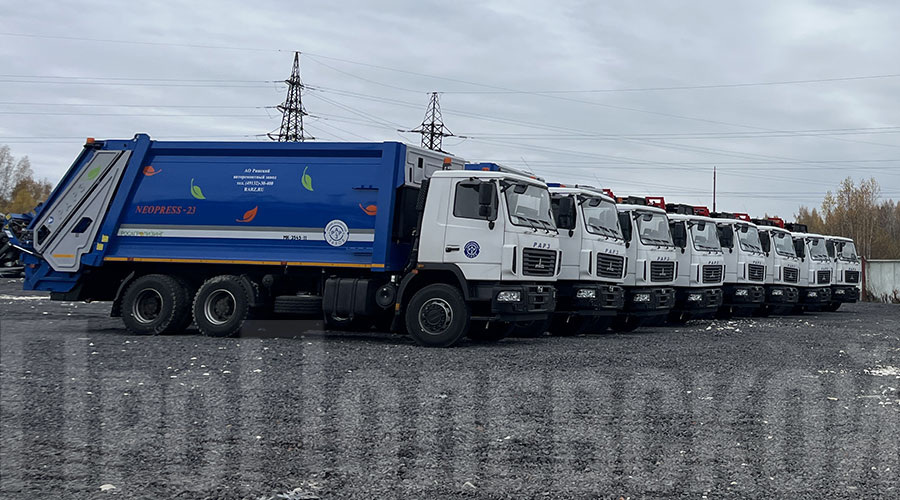 Для вывоза ТКО из Полевского закуплен целый парк техники: от малых 10-кубовых мусоровозов для узких улиц до больших 21-кубовых машин, а также самосвалы и техника с грейферным захватом для крупногабаритных отходов
