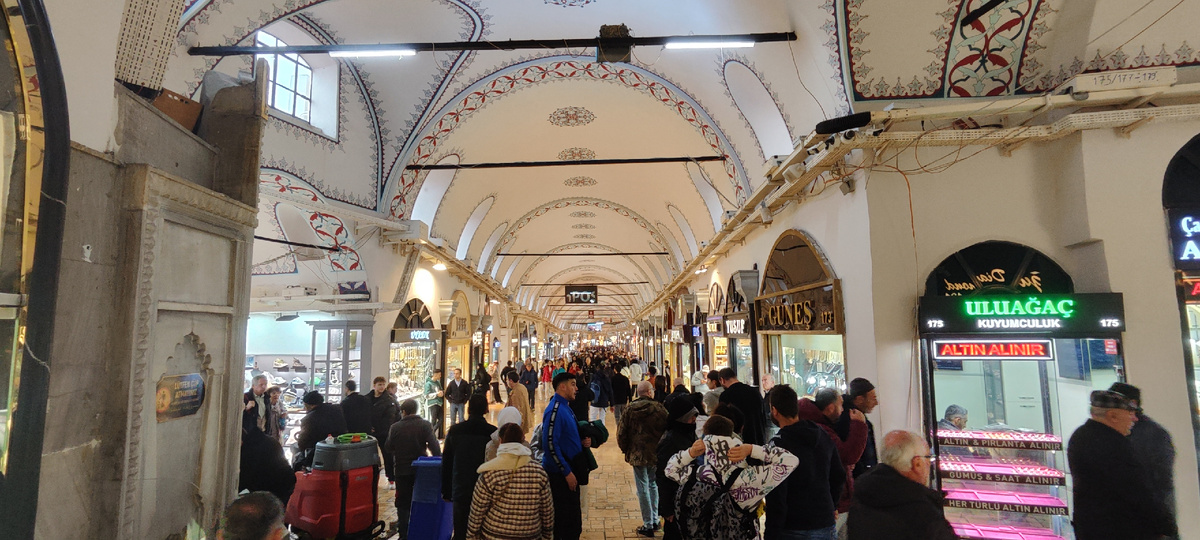 Гранд базар поражает своими масштабами