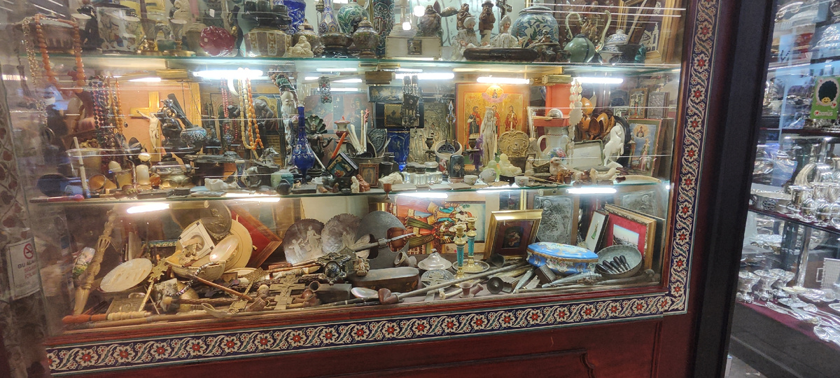 Можно часами рассматривать товары как будто из музея